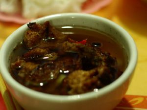 Bát chả nướng thơm ngon, ăn kèm với bánh cuốn Phú Lý là tuyệt vời nhất