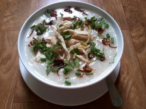 Bữa sáng, bạn có thể thay thế bún phở bằng bát cháo gà ngon ngọt ở Đà Lạt nhé