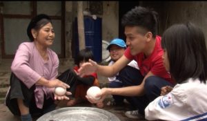 Link Mobile Đăng Ký Tải App Jun88.com 2026 bắc ninh Bà và cháu đang nặn bột cháo