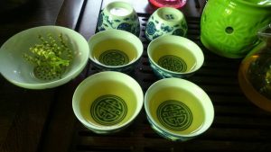 Chè trà ngon sẽ có màu xanh cốm, nước trong veo