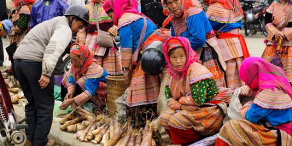 Bày bản những sản vật của địa phương trên chợ