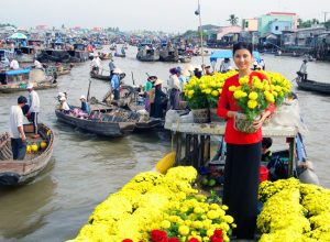 nhộn nhịp chợ nổi Cái Bè