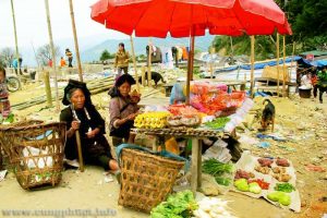Khu vực hàng hóa ở chợ Dào San