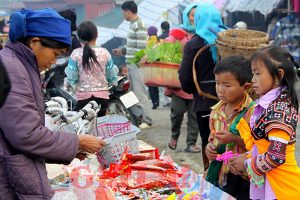 Những đứa trẻ cũng xuống chợ mua đồ