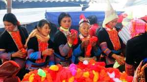 Những phụ nữ Mông tại hàng len sợi