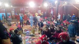 Đêm về, chợ đông đúc du khách về tham quan, mua quà lưu niệm