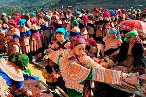 Một mẹ đang đo áo để mua