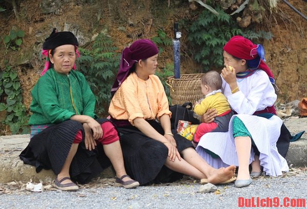 Các bà, các mẹ nói chuyện cùng nhau, kể chuyện gia đình,con cái