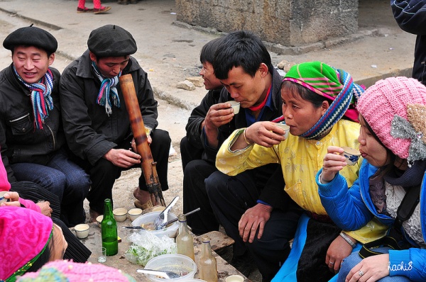 Trai-gái uống rượu ngô ở Hà Giang
