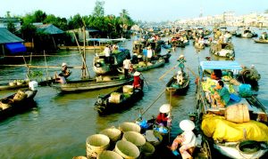 Du khách thích thú khi tham quan chợ nổi Cái Bè