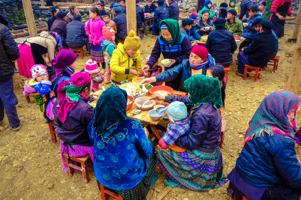 Chợ phiên không chỉ là buôn bán và trao đổi hàng hóa mà còn là nơi gặp gỡ , giao lưu của người dân