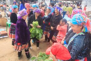 Những mớ rau trong chợ phiên 