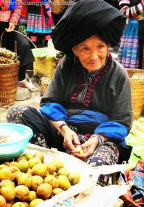 Một cụ già bán hoa quả ở chợ phiên Sìn Hồ