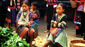 Những cô bé tham gia bán hàng trên chợ