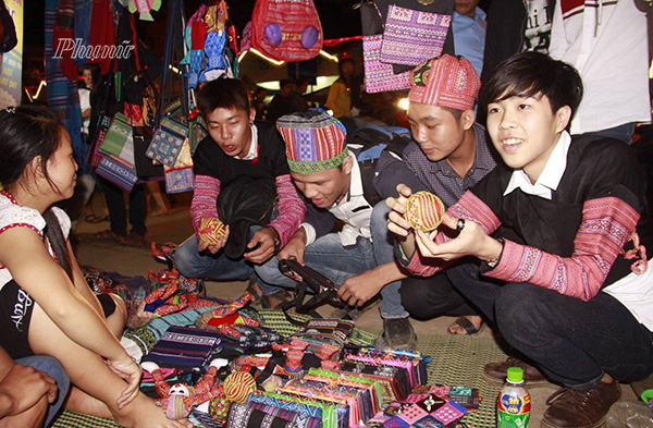Chợ tình Mộc Châu còn là dịp để những chàng trai , cô gái vui chơi, tìm kiếm bạn đời