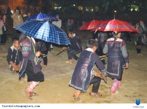 Chợ tình được du khách thích thú về tham dự và chụp ảnh