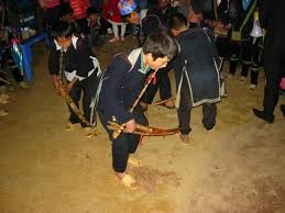 Trong phiên chợ tình, chàng trai thổi những bản khèn để tỏ tình với cô gái