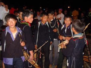 Những chàng trai cầm đàn vài đài catseet lên phiên chợ để mở cho cô gái nghe, nếu thích cô nào sẽ tặng quà cho cô gái ấy