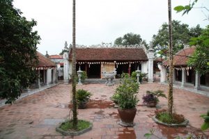 Cảnh quan chùa Bà Đanh thu hút người tham quan về lễ phật