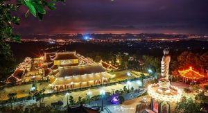 Chùa Ba Vàng nằm ở phía Tây thành phố Móng Cái trên một địa thế đẹp