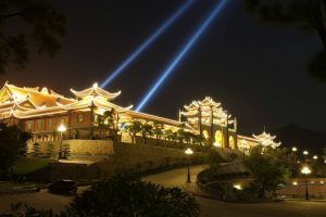 Chùa Ba Vàng có kiến trúc đẹp, hài hòa với thiên nhiên, được nhiều du khách chọn làm điểm tham quan