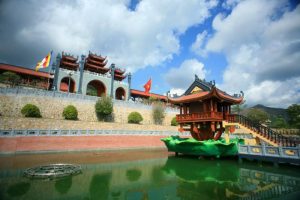 Chùa Ba Vàng nhìn từ cổng vào