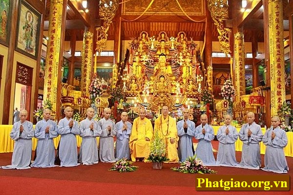 Bên trong đại điện chùa Ba Vàng