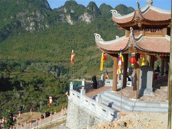Chùa nằm trong một khung cảnh thiên nhiên nên thơ, tươi đẹp, bao quanh là núi non, phía trước là dòng thác nổi tiếng