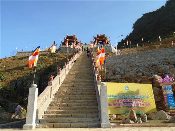 Con đường lên với chùa là những bậc thang cao,về với chốn linh thiêng đất Phật