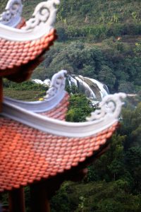 Từ chùa trúc lâm thiên tự, du khách có thể ngắm nhìn thác bản giốc đẹp mơ màng phía xa