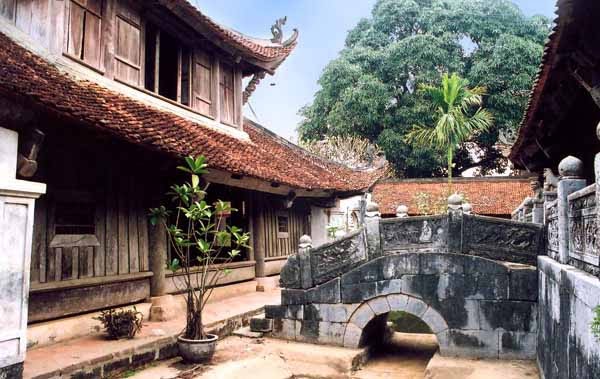 Chùa Bút Tháp có hơn 10 công trình lớn nhỏ với không gian rộng lớn, hài hòa giữa thiên nhiên