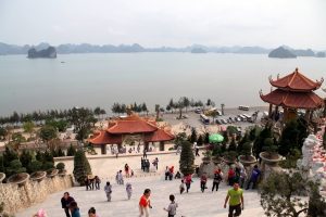 Link Mobile Đăng Ký Tải App Jun88.com 2026 quảng ninh Du khách vãn cảnh chùa Cái Bầu