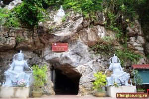 Lối vào chùa Hang