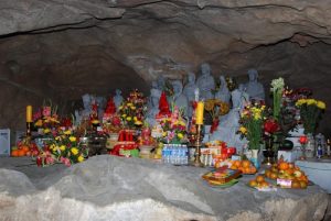 Nơi thò Phật bên trong chùa Hang