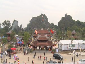 Nhiều du khách về chùa Hang chiêm bái mùa lễ hội