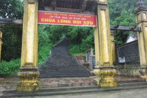 Cổng chùa Long Đọi với đường lên núi cao