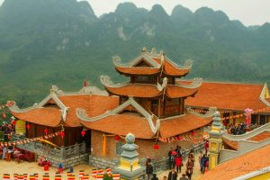 Toàn bộ khung cảnh chùa nhì từ trên cao, là ngôi chùa cổ truyền thuần Việt miền biên cương