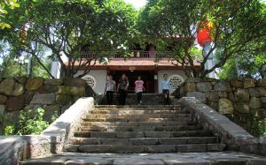 Những bậc đá lên chùa Phật Tích
