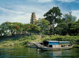 Chùa Thiên Mụ cổ kính nằm bên dòng sông Hương