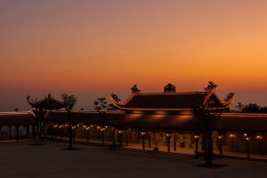 Chùa Ba Vàng đẹp và thanh tĩnh về đêm