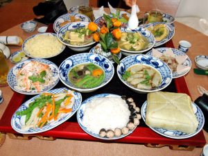 Mỗi gia đình lại có một cách bài trí cỗ chay Đào Xá khác nhau nhưng đều đủ các món cổ truyền