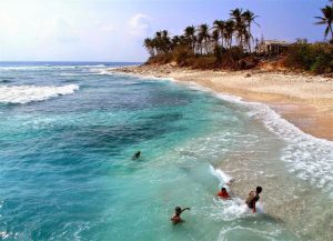 Bãi biển Cô Tô trong xanh
