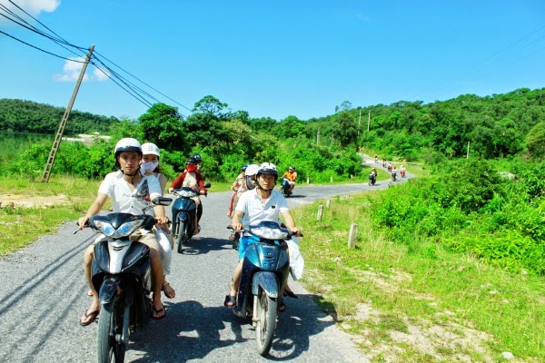 Vi vu giữa đảo với chiếc xe máy