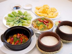 Cơm niêu, cơm tấm là một trong những món ăn được nhiều du khách lựa chọn khi về Đà Lạt