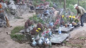 Nhiều người từ Bắc vào Nam  lên đây để cầu binh an, may mắn trong cuộc sống.Những ngày lễ, tết, cổng trời khói hương nghi ngút.