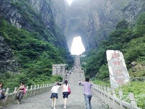 Đường lên cổng trời khá xa, điều đó cần một sức khỏe dẻo dai ở du khách