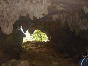 Một hang động nhỏ nằm gần khu vực cổng trời