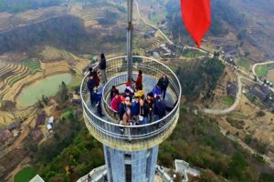 Cột cờ có những bậc thang hình xoắn ốc lên đỉnh cột cờ