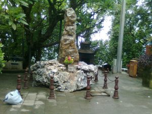 Cột đá Thề ở khu vực đền Trung