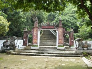 Cổng tam quan lên chùa Ông